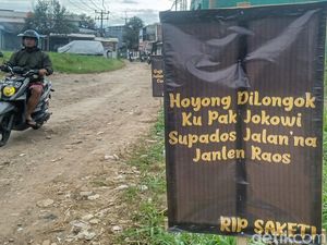 Warga Rancamanyar Bandung Protes Jalan Rusak Lewat Spanduk Nyeleneh