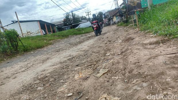 Jalan rusak di Kabupaten Bandung.