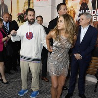 Aku tidak mau berdiri di sampingnya, seloroh Jennifer kepada Entertainment Tonight di karpet merah sambil bergurau tentang penampilan Adam dengan jaketnya. Adam bersikeras bahwa Jennifer lah yang menyarankan pilihan busana tersebut. Kamu chat saya, Tolong pakai sweatshirt, kata Adam. Aku bilang, Tolong jangan pakai sweatshirt, balas Jennifer. (Foto: Frazer Harrison/Getty Images)