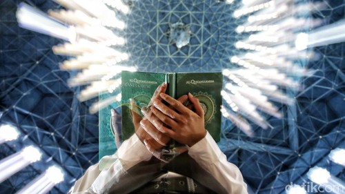 Ramadan juga memiliki banyak keistimewaan, salah satunya malam Nuzulul Quran setiap 17 Ramadan. Lantas, kapan Nuzulul Quran 2023? Cek jadwalnya di sini.