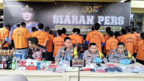 Kapolres Lombok Barat AKBP Bagus Nyoman Gede Junaedi pimpin jumpa pers hasil Operasi Pekat Rinjani di Mapolres Lombok Barat, Jumat (31/3/2023). Foto: Ahmad Viqi/detikBali.