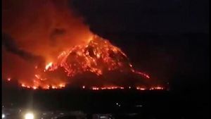 Penampakan Gunung Diselimuti Api di Thailand