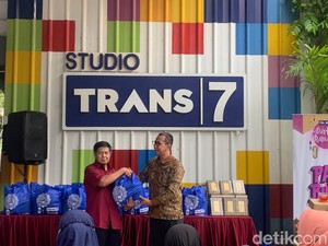 Ramadan Berbagi, Trans7 Salurkan Ratusan Paket Sembako-Al Quran ke Warga