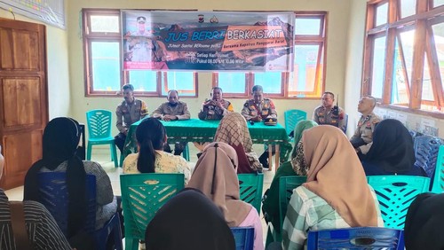 Kegiatan Jumat Curhat Polres Manggarai Barat dengan warga Kelurahan Labuan Bajo, Jumat (31/3/2023). (Foto: Istimewa)