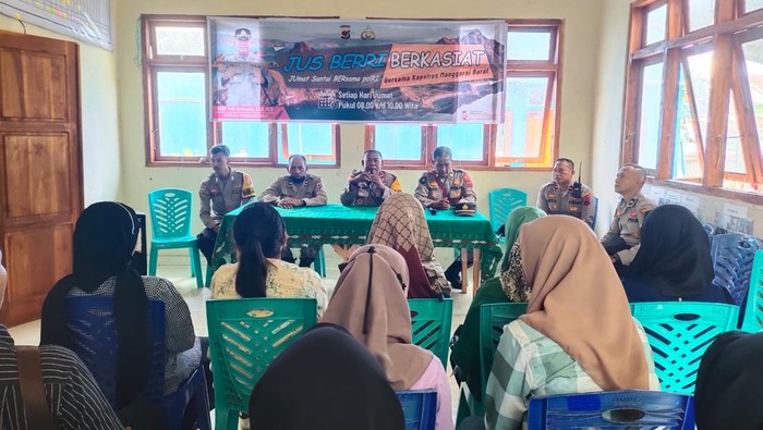 Kegiatan Jumat Curhat Polres Manggarai Barat dengan warga Kelurahan Labuan Bajo, Jumat (31/3/2023). (Foto: Istimewa)