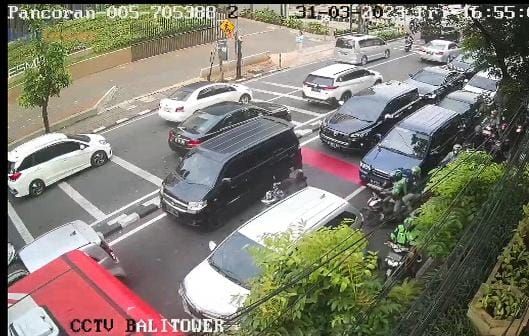 Kemacetan di kawasan Pancoran pada Jumat (31/3/2023)-(Screenshot CCTV Molecool)