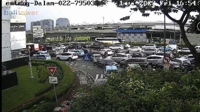 Kemacetan di kawasan Pancoran pada Jumat (31/3/2023)-(Screenshot CCTV Molecool)