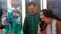 Pada malam harinya Mayangsari dan Bambang Trihatmodjo lebih dulu memberikan kejutan ulang tahun dengan mengerjai putri semata wayang mereka. Inilah momen kebersamaan Bambang Trihatmodjo dan Mayangsari mendampingi Khirani potong kue. Foto: dok. Instagram Mayangsari