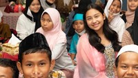 Khirani foto bersama dengan anak-anak yatim piatu yang hadir dalam perayaan ulang tahunnya sekaligus buka puasa bersama. Foto: dok. Instagram Mayangsari