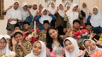 Khirani berada di tengah-tengah anak yatim piatu. Foto: dok. Instagram Mayangsari
