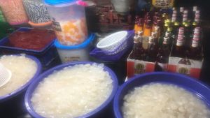 Pedagang Kolang-kaling di Pasar Kramat Jati Panen Cuan Saat Ramadan