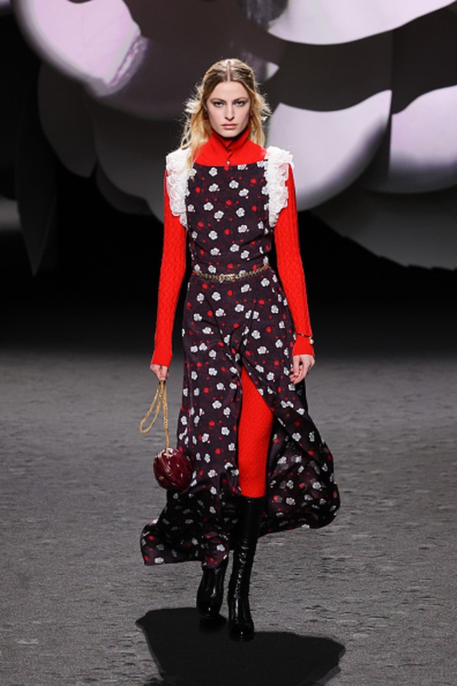 Inilah koleksi terbaru Chanel Fall/Winter 2023 yang terinspirasi bunga Camelia. Foto: Victor Boyko/ Getty Images.