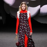 Inilah koleksi terbaru Chanel Fall/Winter 2023 yang terinspirasi bunga Camelia. Foto: Victor Boyko/ Getty Images.