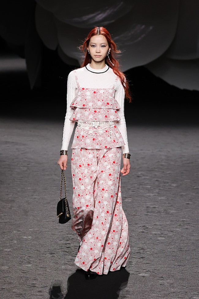 Inilah koleksi terbaru Chanel Fall/Winter 2023 yang terinspirasi bunga Camelia. Foto: Victor Boyko/ Getty Images.