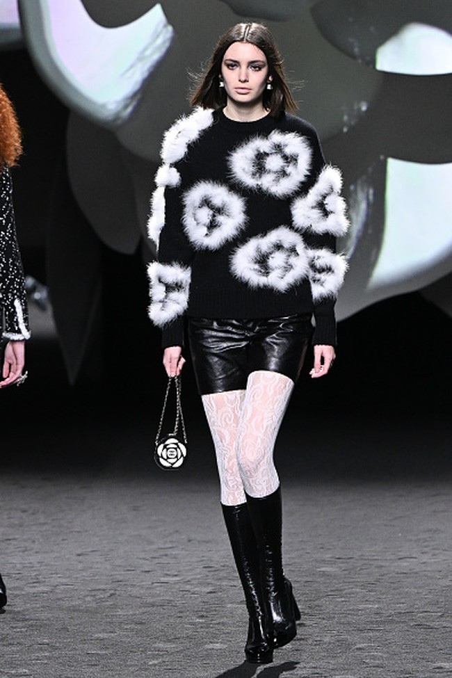 Inilah koleksi terbaru Chanel Fall/Winter 2023 yang terinspirasi bunga Camelia. Foto: Victor Boyko/ Getty Images.
