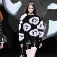 Inilah koleksi terbaru Chanel Fall/Winter 2023 yang terinspirasi bunga Camelia. Foto: Victor Boyko/ Getty Images.