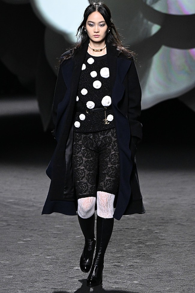 Inilah koleksi terbaru Chanel Fall/Winter 2023 yang terinspirasi bunga Camelia. Foto: Victor Boyko/ Getty Images.
