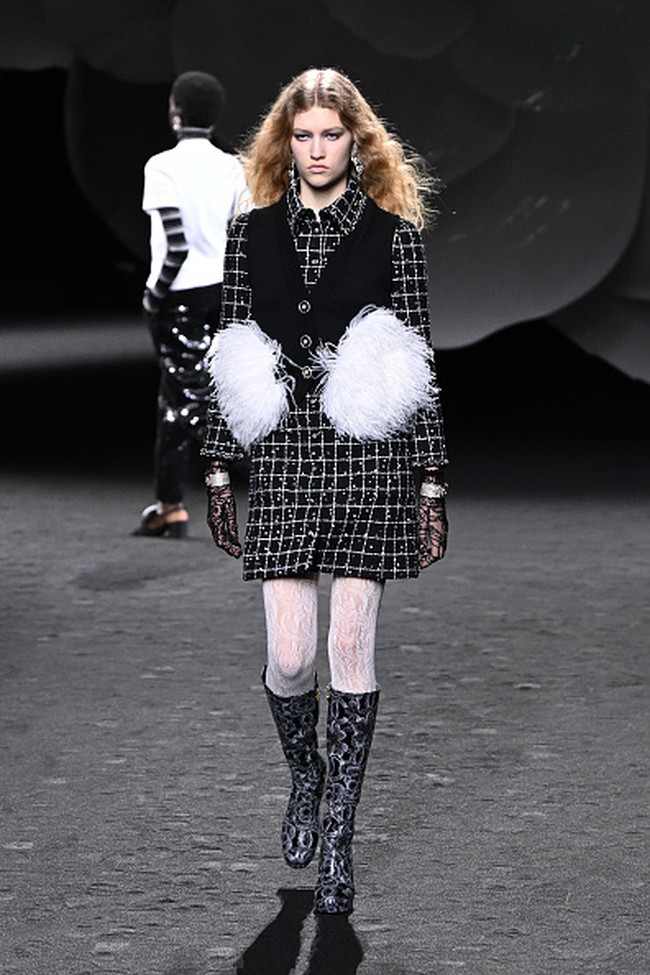 Inilah koleksi terbaru Chanel Fall/Winter 2023 yang terinspirasi bunga Camelia. Foto: Victor Boyko/ Getty Images.