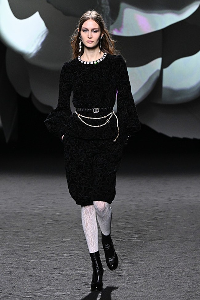 Inilah koleksi terbaru Chanel Fall/Winter 2023 yang terinspirasi bunga Camelia. Foto: Victor Boyko/ Getty Images.