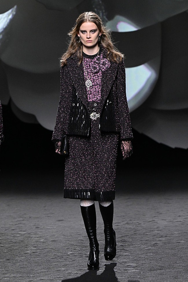Inilah koleksi terbaru Chanel Fall/Winter 2023 yang terinspirasi bunga Camelia. Foto: Victor Boyko/ Getty Images.