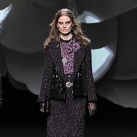 Inilah koleksi terbaru Chanel Fall/Winter 2023 yang terinspirasi bunga Camelia. Foto: Victor Boyko/ Getty Images.