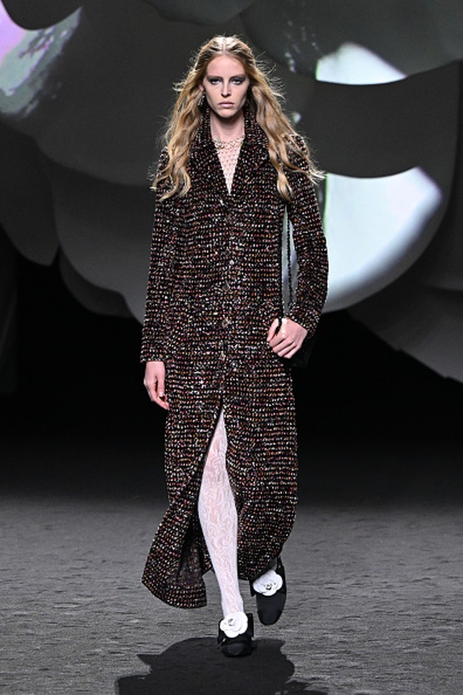 Inilah koleksi terbaru Chanel Fall/Winter 2023 yang terinspirasi bunga Camelia. Foto: Victor Boyko/ Getty Images.