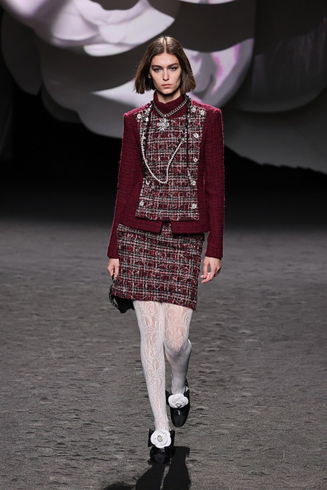 Inilah koleksi terbaru Chanel Fall/Winter 2023 yang terinspirasi bunga Camelia. Foto: Victor Boyko/ Getty Images.
