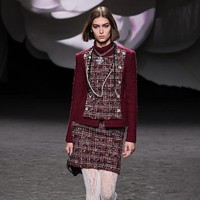 Inilah koleksi terbaru Chanel Fall/Winter 2023 yang terinspirasi bunga Camelia. Foto: Victor Boyko/ Getty Images.