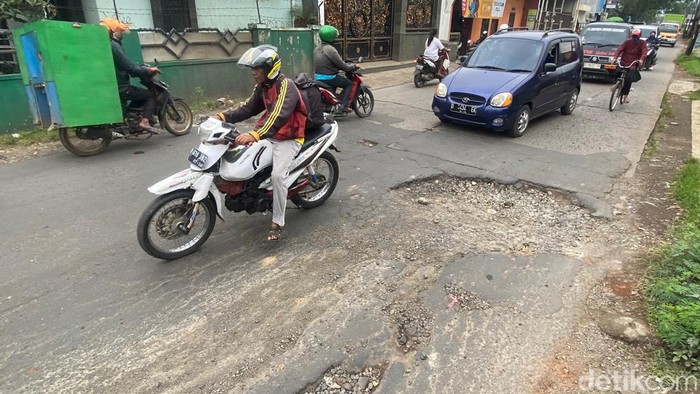 Kondisi jalanan rusak di Solokanjeruk, Kabupaten Bandung