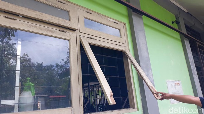 Kondisi jendela SMP N 2 Pajangan, Bantul, yang menjadi sasaran perusakan. Foto diambil Jumat (31/3/2023).