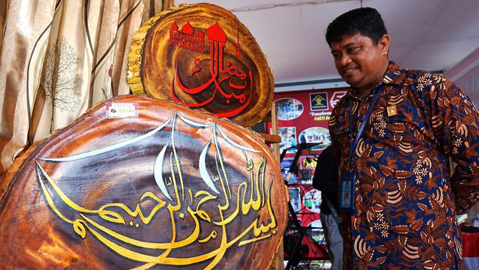 Petugas Lembaga Pemasyarakatan (Lapas) Pohuwato menjaga lapak pada pameran One Day One Prisons Product di kantor wilayah Kementerian Hukum dan HAM Gorontalo di Kabupaten Bone Bolango, Gorontalo, Jumat (31/3/2023). Pameran produk kerajinan tangan dan olahan pangan hasil karya warga binaan pemasyarakatan itu merupakan hasil program pembinaan kemandirian dan keterampilan. ANTARA FOTO/Adiwinata Solihin/aww.
