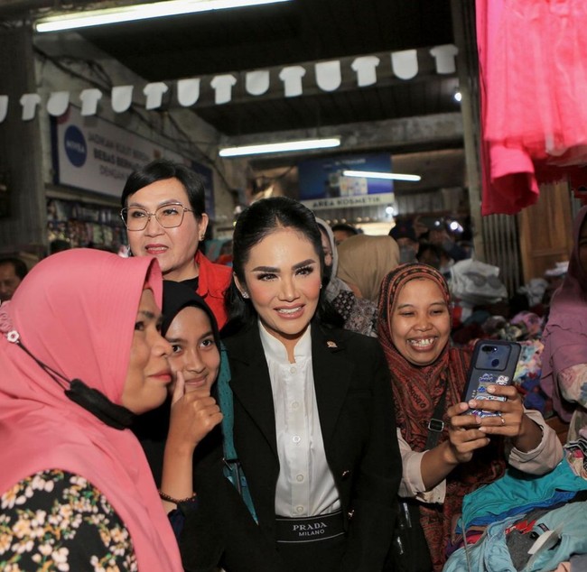 Ibu dari Aurel Hermansyah ini melengkapi penampilannya dengan ikat pinggang hitam keluaran rumah mode Prada. Gayanya blusukan dengan barang mewah pun jadi sorotan netizen. Foto: Instagram/@krisdayantilemos