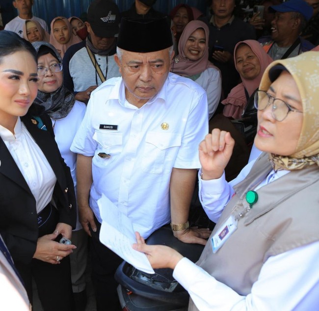 Banyak netizen menilai kalau gayanya terlalu mencolok untuk dikenakan ke pasar. Ada pula yang menyoroti barang-barang yang dikenakannya. “cantikan pake batik ... menyatu dg rakyat krn wakil rakyat ... prada ke pasar?” kritik salah satu netizen. Foto: Instagram/@krisdayantilemos