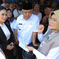 Banyak netizen menilai kalau gayanya terlalu mencolok untuk dikenakan ke pasar. Ada pula yang menyoroti barang-barang yang dikenakannya. “cantikan pake batik ... menyatu dg rakyat krn wakil rakyat ... prada ke pasar?” kritik salah satu netizen. Foto: Instagram/@krisdayantilemos