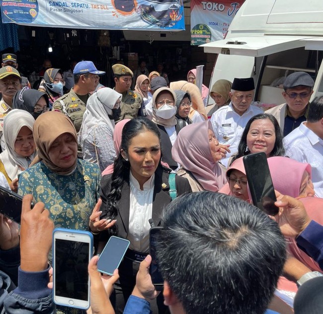 Krisdayanti kerap memperlihatkan kegiatannya sebagai anggota DPR dari fraksi PDI-P di Instagram. Termasuk saat melakukan kunjungan kerja. Kali ini, dia blusukan ke pasar Singosari, Malang, bersama Bupati dan Balai POM Surabaya. Foto: Instagram/@krisdayantilemos