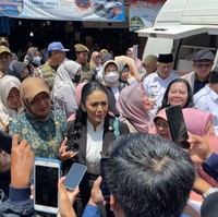 Krisdayanti kerap memperlihatkan kegiatannya sebagai anggota DPR dari fraksi PDI-P di Instagram. Termasuk saat melakukan kunjungan kerja. Kali ini, dia blusukan ke pasar Singosari, Malang, bersama Bupati dan Balai POM Surabaya. Foto: Instagram/@krisdayantilemos