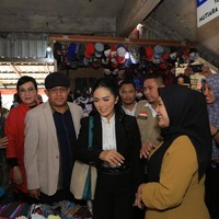 Ibu empat anak ini bergaya formal mengenakan setelan blazer dan celana hitam dipadu kemeja putih. Ia juga tampil full-makeup dan rambut dikuncir tengah serta ditata bergelombang. Foto: Instagram/@krisdayantilemos