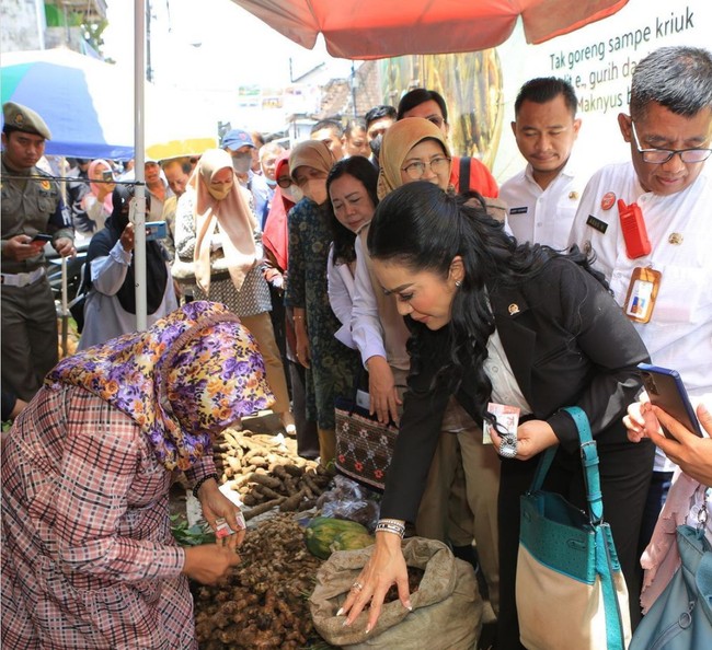 Saat blusukan dan mengobrol bersama para penghuni pasar, Krisdayanti tampak menenteng tas Hermes so Kelly perpaduan warna off-white dan toska. Tas dari kulit burung unta itu merupakan edisi terbatas yang dijual seharga Rp 71,2 jutaan. Foto: Instagram/@krisdayantilemos