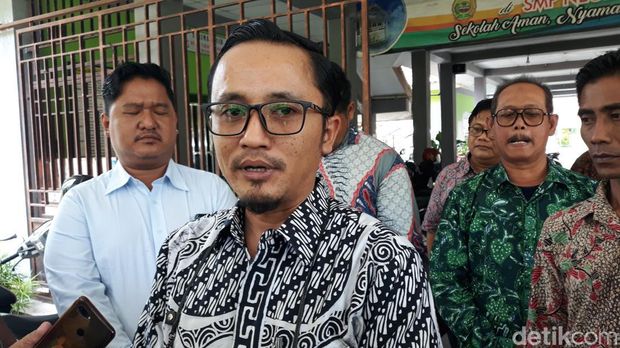 Kuasa hukum Edi dan SMP N 2 Pajangan Bantul, Mahendra Handoko (kacamata), Jumat (31/3/2023).