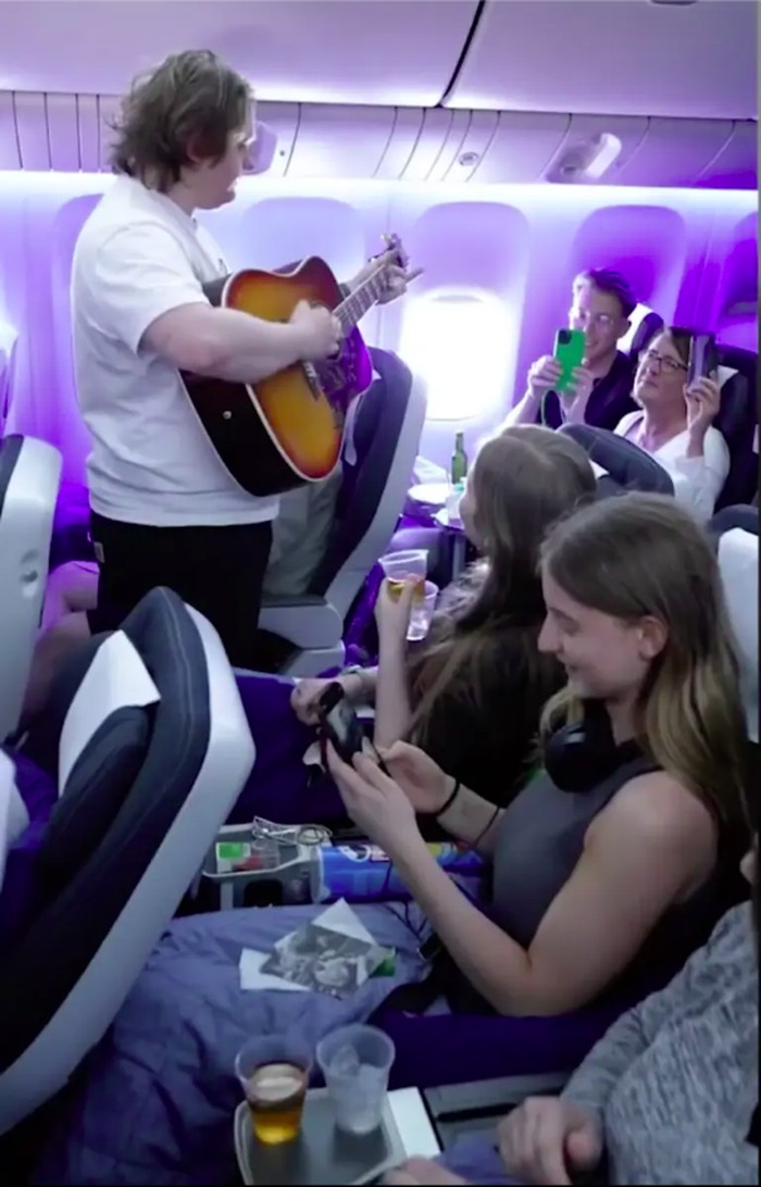 Lewis Capaldi konser dadakan di British Airways