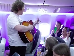 Beruntungnya Penumpang Pesawat Ini, Nonton Konser Dadakan Lewis Capaldi