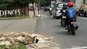 Warga Ngeluh Lubang Bekas Galian di Jl Tole Iskandar Depok Bikin Macet