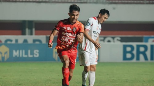 Made Tito menangis saat mendengar pembatalan Indonesia sebagai tuan rumah Piala Dunia U-20 oleh FIFA.