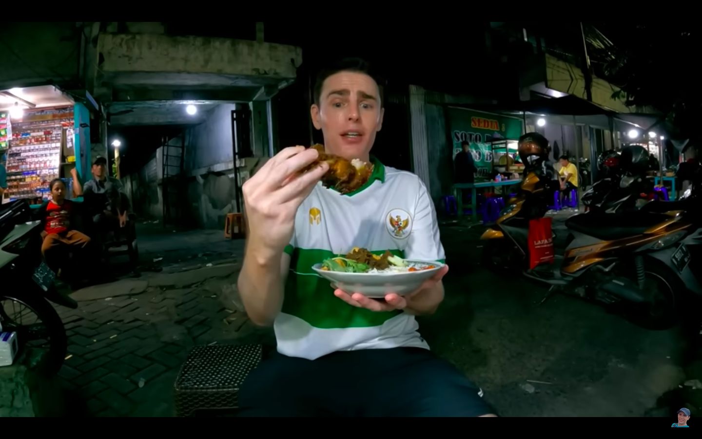Makan Nasi Bebek Kaki Lima di Surabaya, Bule Skotlandia Ini Ketagihan