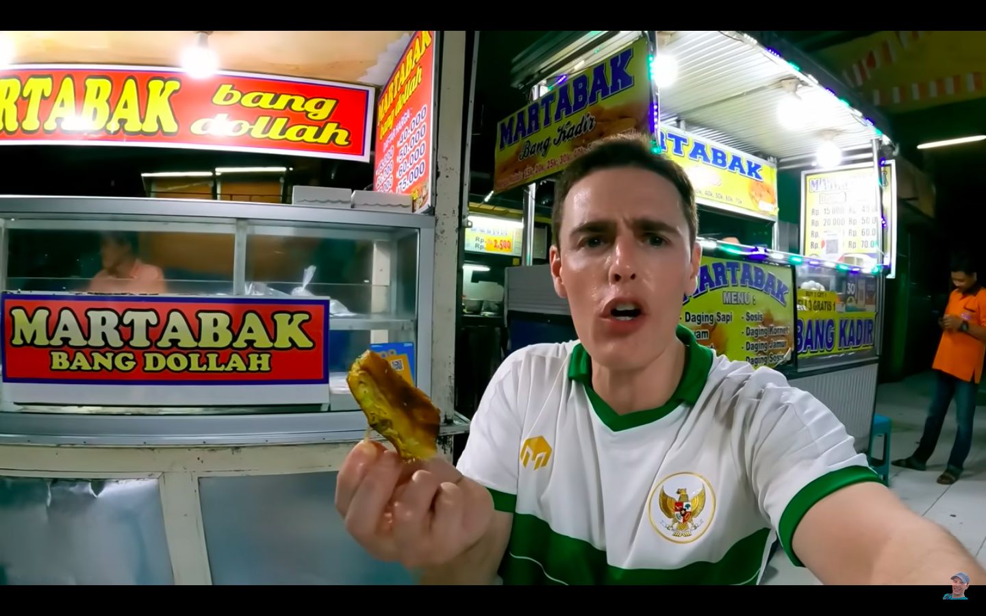 Makan Nasi Bebek Kaki Lima di Surabaya, Bule Skotlandia Ini Ketagihan