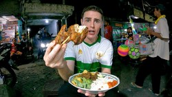 Makan Nasi Bebek Kaki Lima di Surabaya, Bule Skotlandia Ini Ketagihan