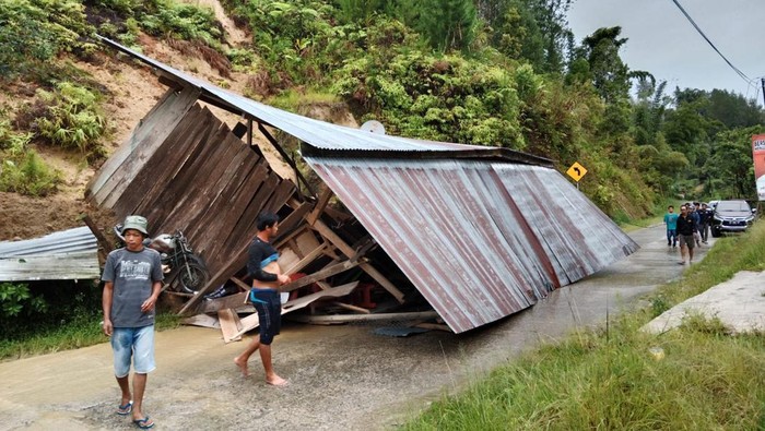 Sebuah rumah warga di Kabupaten Mamasa, Sulawesi Barat (Sulbar) ambruk diterjang material tanah longsor.