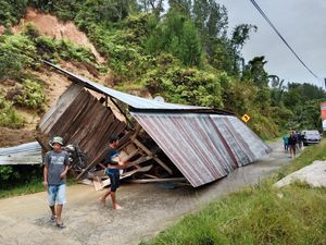 Rumah Warga di Tanduk Kalua Mamasa Ambruk Diterjang Longsor, Lalin Lumpuh