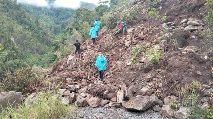 Jalan penghubung 3 desa di Mamuju, Sulawesi Barat (Sulbar) diterjang longsor.