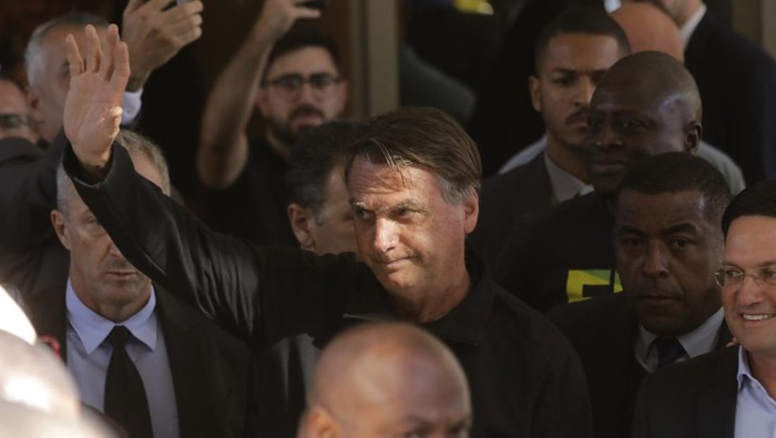 Mantan Presiden Jair Bolsonaro Kembali ke Brasil, Disambut Simpatisan Brazil's former President Jair Bolsonaro greets supporters outside the Liberal Party's headquarters in Brasilia, Brazil, Thursday, March 30, 2023. Bolsonaro arrived back in Brazil on Thursday after a three-month stay in Florida. (AP Photo/Gustavo Moreno)